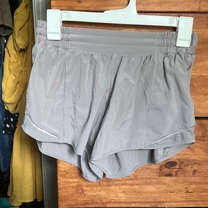 lululemon hotty hot 2.5 shorts size 6 Tall